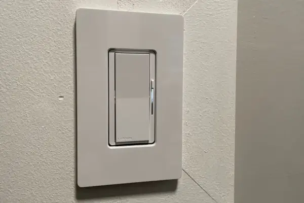 Cách chọn công tắc và bộ điều chỉnh độ sáng thông minh gắn tường phù hợp